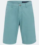 Bermuda de sarga color blanco, de corte recto y diseño básico con bolsillos laterales y traseros.