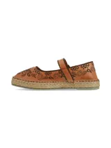 Ballerina tipo alpargata de cuero napa color tostado, con base de yute trenzado y suela levemente elevada. Presenta bordados marrones con motivos florales y espirales, tira de ajuste en el empeine con hebilla metálica y ribete oscuro.