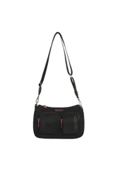Bandolera de nylon color negro con dos bolsillos frontales con cierre, correa ajustable y detalles en color fucsia.
