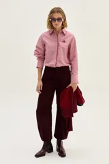 Camisa de algodón a rayas verticales rojas y blancas, con cuello clásico, cierre frontal con botones y bordado de arándanos en el pecho.