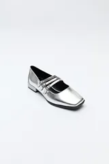 Zapato tipo Mary Jane de charol sintético color rojo, con punta cuadrada y triple tira con hebillas.