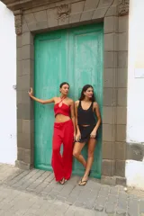 Pantalón de punto de algodón, de corte recto y holgado, con cintura elástica acanalada y cordón de ajuste frontal.