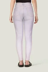 Pantalón de jean chupín color celeste claro.