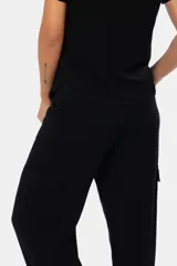 Pantalón cargo de lino color beige, de corte ancho y silueta relajada, con bolsillos laterales tipo cargo y cintura con trabillas.