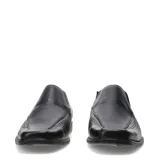 Zapato de vestir tipo slip-on color negro, confeccionado en cuero, con punta cuadrada y costuras decorativas en el empeine.