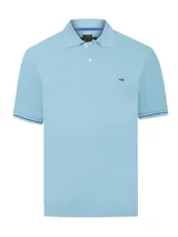 Chomba de piqué celeste de algodón Pima, de manga corta con puños acanalados con líneas en contraste, cuello polo y cierre frontal con botones. Cuenta con pequeño logo bordado en el pecho.