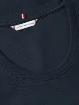 Remera de manga larga Tommy Hilfiger confeccionada en tejido acanalado de algodón y elastano, con corte slim y escote amplio redondo. Presenta pequeño logo bordado en el puño.