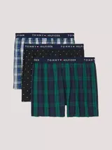 Pack de tres bóxers de algodón con cintura elástica con logo Tommy Hilfiger. Incluye un bóxer a cuadros azules y blancos, un bóxer negro con lunares blancos y un bóxer a cuadros verdes y azules.