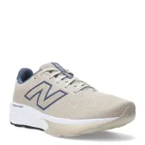 Championes de running New Balance modelo Fresh Foam 520, en color beige con detalles en azul marino. Presentan una capellada de malla transpirable, el logo N en el lateral y una entresuela con tecnología Fresh Foam para mayor amortiguación.