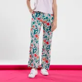 Pantalón de corte recto con estampado floral en tonos verde azulado, rojo, lila y beige.