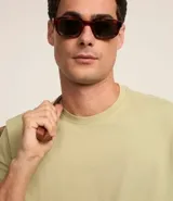 Remera de manga corta y cuello redondo, confeccionada en algodón peruano de alta calidad. Presenta un diseño liso y corte cómodo, ideal para uso diario.