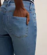 Bermuda ciclista de jeans con elastano, tiro alto y bolsillos.