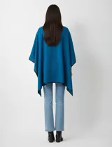 Ruana de tejido suave color azul oscuro, con vivos de ecocuero negro en los bordes.
