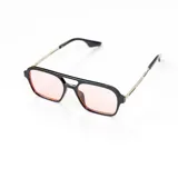 Lentes de sol con marco negro y lentes rectangulares color rosa.