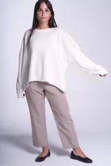 Sweater oversize tejido en punto trenzado color gris, con cuello redondo y mangas largas.