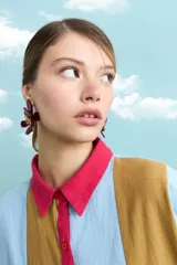 Túnica de algodón con diseño de rayas verticales multicolor en tonos celeste, marrón y fucsia. Presenta cuello polo, manga corta y cierre frontal con botones.