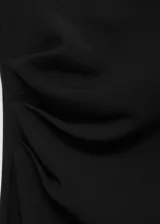 Vestido midi de diseño evasé con cuello perkins y sin mangas. Presenta cintura drapeada, cierre de cremallera en la parte posterior y forro interior.