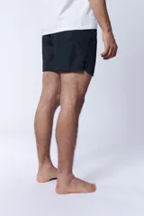 Short de baño negro de corte clásico y diseño liso, con cintura elástica.