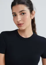 Top de manga corta, color negro, con cuello redondo y tejido acanalado.