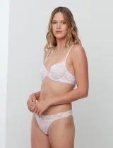 Panty colaless blanco con estampado floral en tonos rosados y celestes, con detalle de encaje blanco en la cintura.