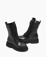 Borcego negro de cuero con cordones, caña media y suela track.