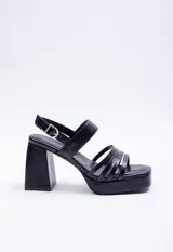 Sandalia de plataforma con taco cuadrado alto y tiras finas en el empeine. Cuenta con cierre de hebilla ajustable en el tobillo y plantilla acolchada para mayor confort.