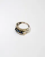 Anillo de plata 925 con dublé de oro y tres zirconias azules.