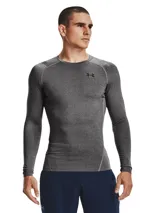 Remera térmica de compresión Under Armour de manga larga, confeccionada en tejido HeatGear ultraligero con paneles de malla estratégicos para ventilación. Presenta diseño ergonómico con mangas raglán y logo de la marca en el pecho.