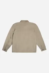 Sobrecamisa de tejido twill de algodón en color beige, con estructura firme, cuello clásico, cierre frontal con botones metálicos y bolsillo aplicado en el pecho.
