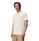 Remera estilo Henley de manga corta color blanco marfil, con cuello redondo acanalado, cierre frontal parcial con tres botones y parche con el logo de la marca Columbia en el pecho.