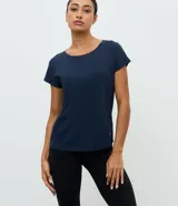 Remera deportiva de microfibra texturizada, color blanco, con cuello redondo, mangas cortas y recortes laterales.