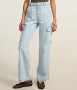 Pantalón cargo de jean azul, de corte recto y tiro alto, con bolsillos laterales y cierre frontal con botón y cremallera.