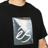 Remera negra de manga corta con cuello redondo y estampado en el pecho con una foto de un skatepark y el logo de la marca éS.