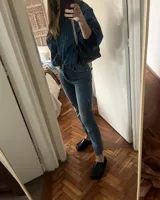 Suecos negros de cuero vacuno con plataforma y punta cuadrada.