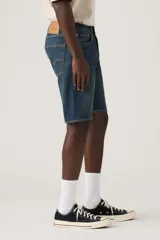 Short de denim azul de corte estándar, tiro medio y diseño clásico de cinco bolsillos.