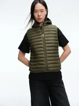 Chaleco acolchado ultraligero de nylon color negro, con cierre frontal y capucha integrada. Diseño de la línea Giga con relleno sintético Plumtech para aislamiento térmico.