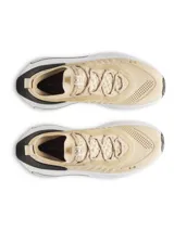 Championes de running Under Armour modelo Phantom 4, color beige con detalles en negro y blanco. Presentan un diseño de tejido de punto tipo calcetín, contrafuerte de TPU en el talón y suela con tecnología de amortiguación UA HOVR+.