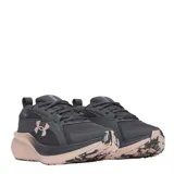 Championes de running Under Armour modelo W Assert 11 para mujer, de color gris oscuro con entresuela y detalles en rosado, y suela con patrón camuflado.