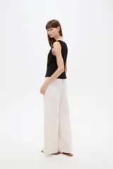 Musculosa blanca sin mangas de viscosa, con ajuste al cuerpo, cuello a la base y detalles de vivos.