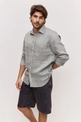 Camisa de lino color marrón mocha, de corte regular, con cuello clásico, mangas largas y cierre frontal con botones al tono.
