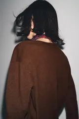 Jersey de punto confeccionado en 100% lana, con escote en pico y manga larga. Presenta acabados en rib en puños y bajo.