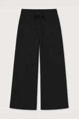 Pantalón de corte recto y tiro alto, color negro, con cintura elástica y cordón ajustable. Presenta costuras verticales decorativas a lo largo de las piernas.