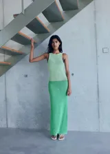 Vestido largo de crochet con diseño bicolor en tonos verde claro y verde vibrante, de corte recto, cuello redondo y tirantes anchos.