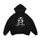 Buzo hoodie negro con capucha y cordones ajustables. Estampado en la espalda con la imagen de un rostro y la frase "Beyond Limits" en blanco y rojo.