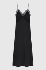 Vestido largo negro de satén, de corte lencero con finos tirantes, escote en V y detalles de encaje transparente en el pecho y los laterales.