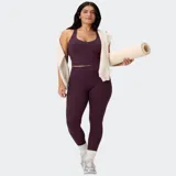 Top deportivo color bordó, de escote en V y diseño de espalda nadadora, confeccionado en tejido ultrasuave con sujetador incorporado.