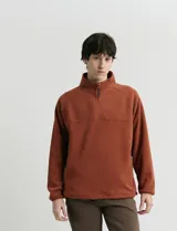 Sweater de micropolar color rojo, con cuello alto y cierre frontal parcial. Cuenta con mangas largas y bolsillos laterales con cierre.