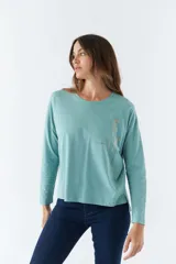 Remera de manga larga color verde agua con estampado frontal y logo en grifa de cuero.