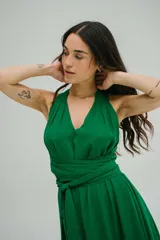 Vestido largo color fucsia, con escote halter y lazo en la cintura.