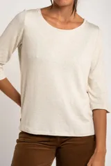 Remera color arena de corte recto y mangas 3/4.